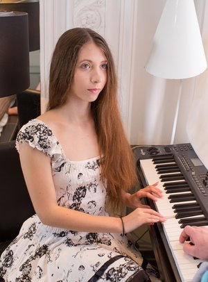 18 year old girl Ella Woods nudes on a vibrator after slowly removing clothing